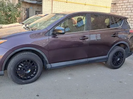 Toyota RAV4 2018 года за 8 200 000 тг. в Уральск – фото 2