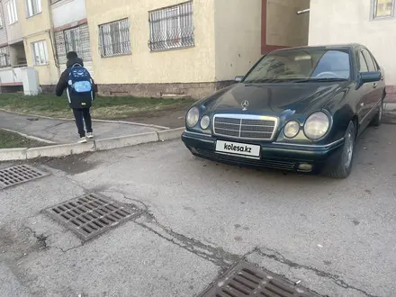 Mercedes-Benz E 240 1997 года за 2 700 000 тг. в Алматы – фото 2