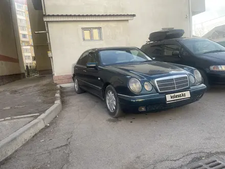 Mercedes-Benz E 240 1997 года за 2 700 000 тг. в Алматы