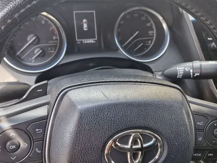 Toyota Camry 2018 года за 10 800 000 тг. в Костанай – фото 12