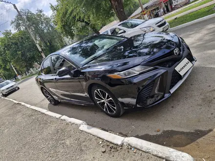 Toyota Camry 2018 года за 10 800 000 тг. в Костанай – фото 2