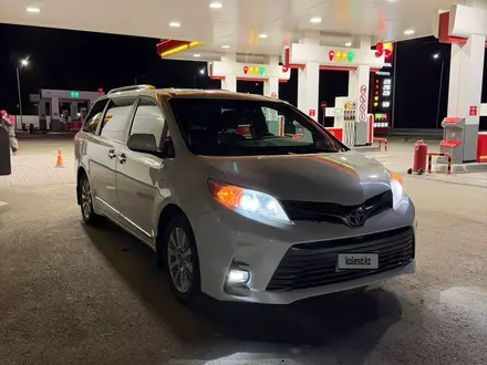 Toyota Sienna 2017 года за 11 500 000 тг. в Актобе