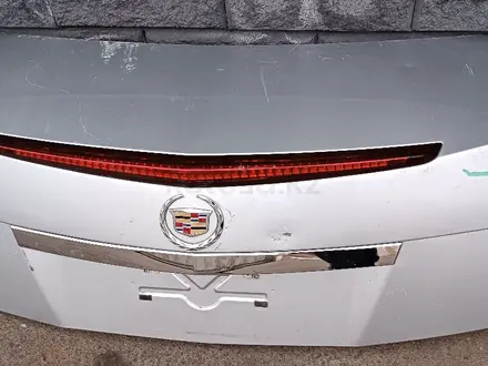 Крышка багажника на Cadillac за 180 000 тг. в Алматы – фото 2