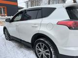 Toyota RAV4 2016 года за 11 800 000 тг. в Актобе – фото 4