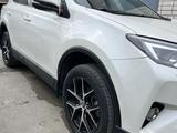 Toyota RAV4 2016 года за 11 150 000 тг. в Актобе – фото 2
