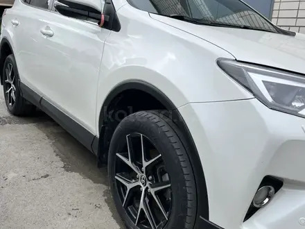 Toyota RAV4 2016 года за 11 150 000 тг. в Актобе – фото 2