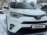 Toyota RAV4 2016 года за 11 800 000 тг. в Актобе – фото 2