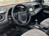 Toyota RAV4 2016 года за 11 150 000 тг. в Актобе – фото 4