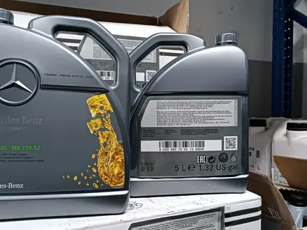 Оригинальное моторное масло 5W30 Mercedes-benz A000989330913ABDW за 36 352 тг. в Алматы – фото 2