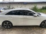 Hyundai Elantra 2022 года за 8 100 000 тг. в Алматы – фото 2