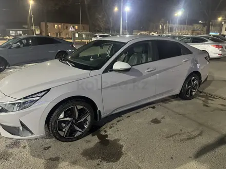 Hyundai Elantra 2023 года за 9 800 000 тг. в Алматы – фото 2