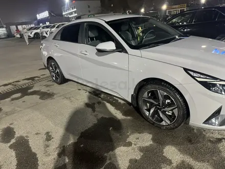 Hyundai Elantra 2023 года за 9 800 000 тг. в Алматы – фото 3