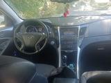 Hyundai Sonata 2013 годаfor4 000 000 тг. в Атырау – фото 3