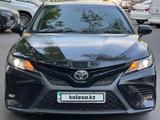 Toyota Camry 2018 года за 9 200 000 тг. в Алматы – фото 2