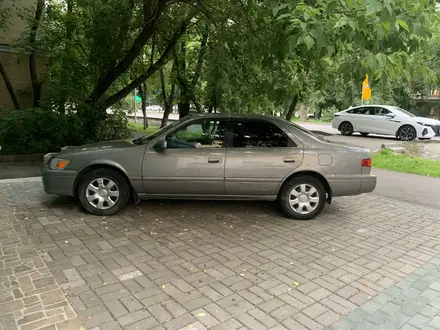 Toyota Camry 2000 года за 3 500 000 тг. в Алматы – фото 2