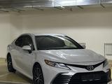 Toyota Camry 2022 годаfor13 600 000 тг. в Астана – фото 2