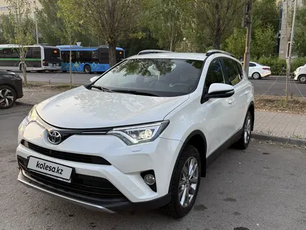 Toyota RAV4 2016 года за 12 800 000 тг. в Астана – фото 2
