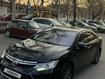 Toyota Camry 2015 года за 13 800 000 тг. в Алматы – фото 2