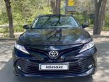 Toyota Camry 2021 года за 13 000 000 тг. в Актобе