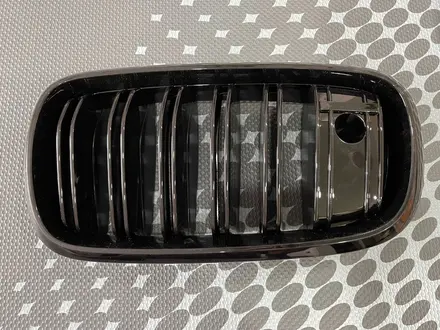 Декоративная решетка радиатора левая BMW X5-X6 за 75 000 тг. в Алматы