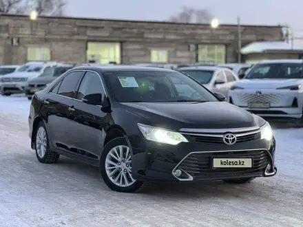 Toyota Camry 2015 года за 10 790 000 тг. в Актобе – фото 3