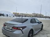 Toyota Camry 2021 года за 12 600 000 тг. в Уральск – фото 2