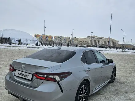 Toyota Camry 2021 года за 12 600 000 тг. в Уральск – фото 2