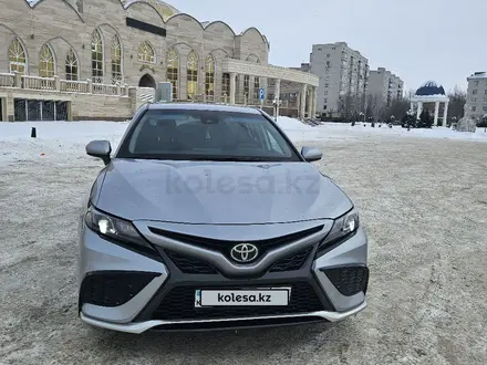 Toyota Camry 2021 года за 12 600 000 тг. в Уральск – фото 3