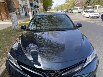 Toyota Camry 2020 года за 7 150 000 тг. в Уральск – фото 3