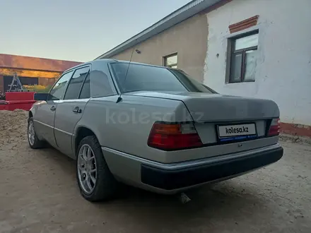 Mercedes-Benz E 220 1992 года за 1 700 000 тг. в Кызылорда – фото 2