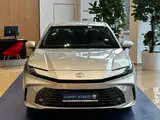 Toyota Camry Luxe eCVT 2025 года за 26 190 000 тг. в Алматы