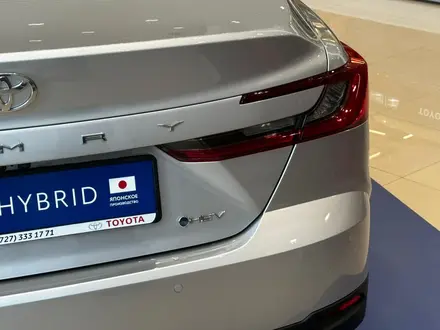Toyota Camry Luxe eCVT 2025 года за 26 190 000 тг. в Алматы – фото 12