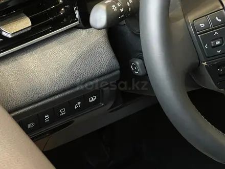 Toyota Camry Luxe eCVT 2025 года за 26 190 000 тг. в Алматы – фото 2