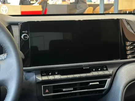 Toyota Camry Luxe eCVT 2025 года за 26 190 000 тг. в Алматы – фото 3