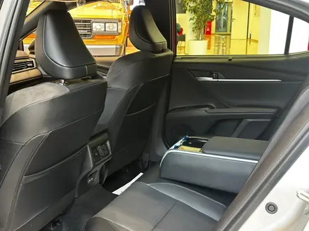 Toyota Camry Luxe eCVT 2025 года за 26 190 000 тг. в Алматы – фото 4