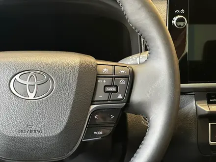 Toyota Camry Luxe eCVT 2025 года за 26 190 000 тг. в Алматы – фото 6