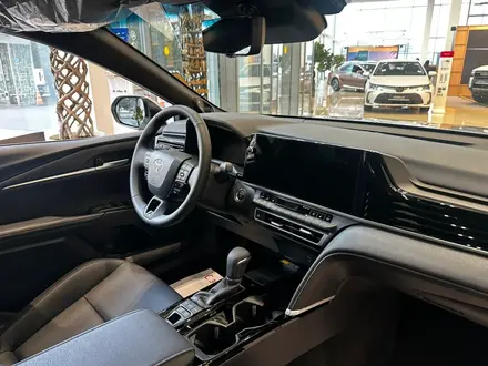 Toyota Camry Luxe eCVT 2025 года за 26 190 000 тг. в Алматы – фото 7