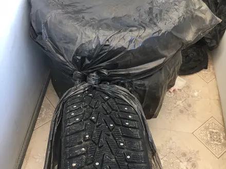 Комплект зимних шин Nokian 215/55 R17 за 162 000 тг. в Актобе