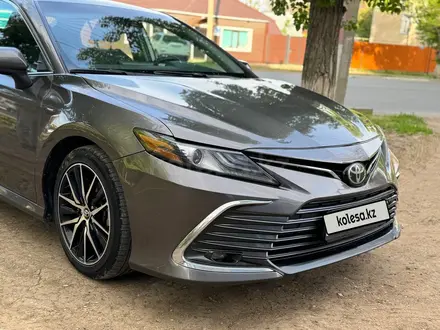 Toyota Camry 2021 года за 13 000 000 тг. в Уральск – фото 2