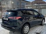 Toyota RAV4 2018 года за 10 000 000 тг. в Атырау – фото 4