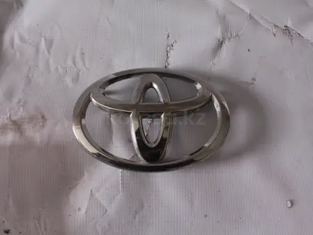 Эмблема значок на крышку багажника, на решетку радиатора Toyota Camry за 5 000 тг. в Караганда – фото 3