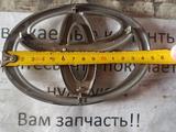 Эмблема значок на крышку багажника, на решетку радиатора Toyota Camry за 5 000 тг. в Караганда – фото 4