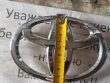 Эмблема значок на крышку багажника, на решетку радиатора Toyota Camry за 5 000 тг. в Караганда – фото 5