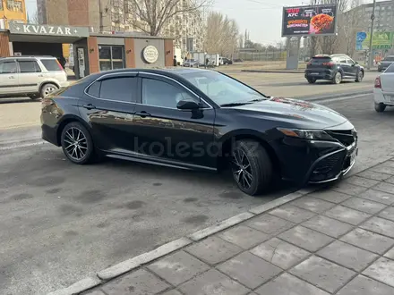 Toyota Camry 2022 года за 13 500 000 тг. в Павлодар – фото 3
