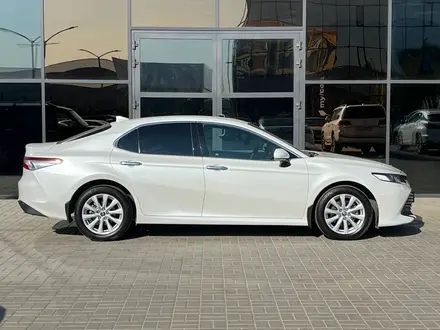 Toyota Camry 2019 года за 13 450 000 тг. в Уральск – фото 4