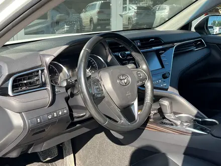 Toyota Camry 2019 года за 13 450 000 тг. в Уральск – фото 15