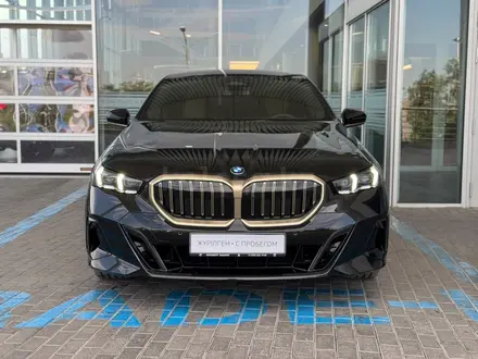 BMW 550 2025 года за 64 000 000 тг. в Алматы – фото 2