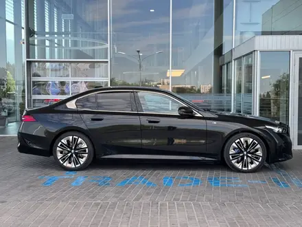 BMW 550 2025 года за 64 000 000 тг. в Алматы – фото 9