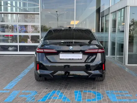 BMW 550 2025 года за 64 000 000 тг. в Алматы – фото 5
