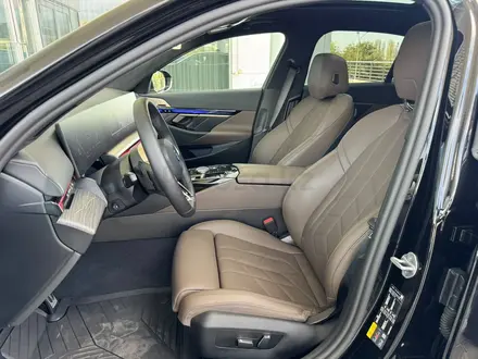 BMW 550 2025 года за 64 000 000 тг. в Алматы – фото 18